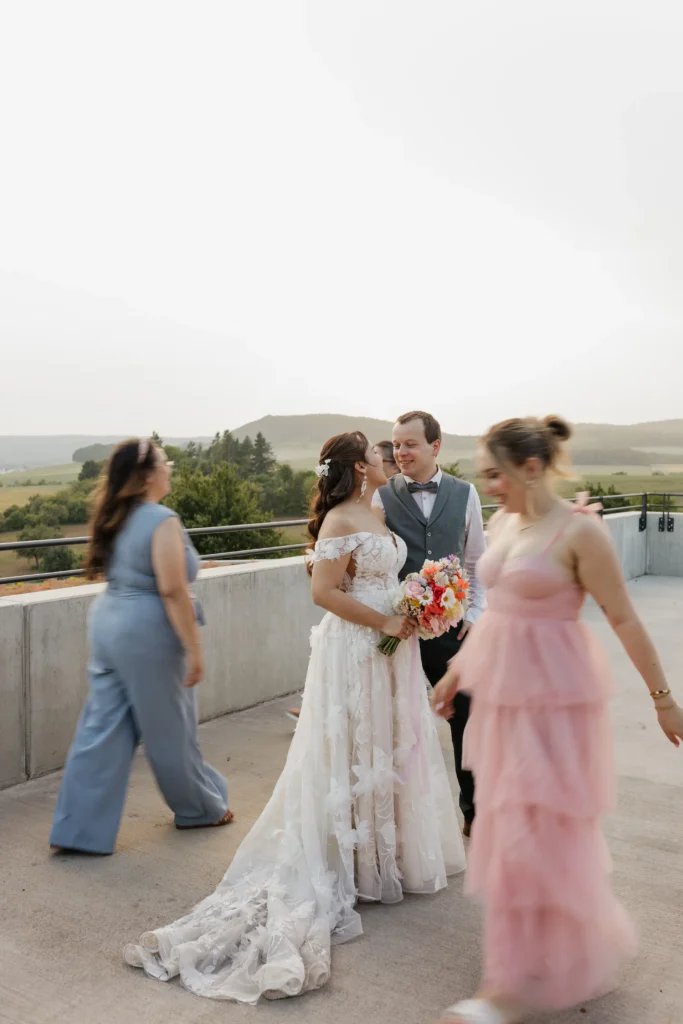 Braut und Bräutigam bei ihrer Hochzeit in der Weintenne Hammelburg zwischen Hochzeitsgästen