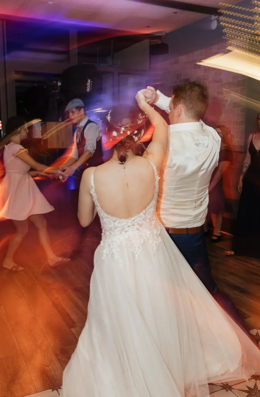 Brautpaar tanzt ausgelassen auf der Hochzeit
